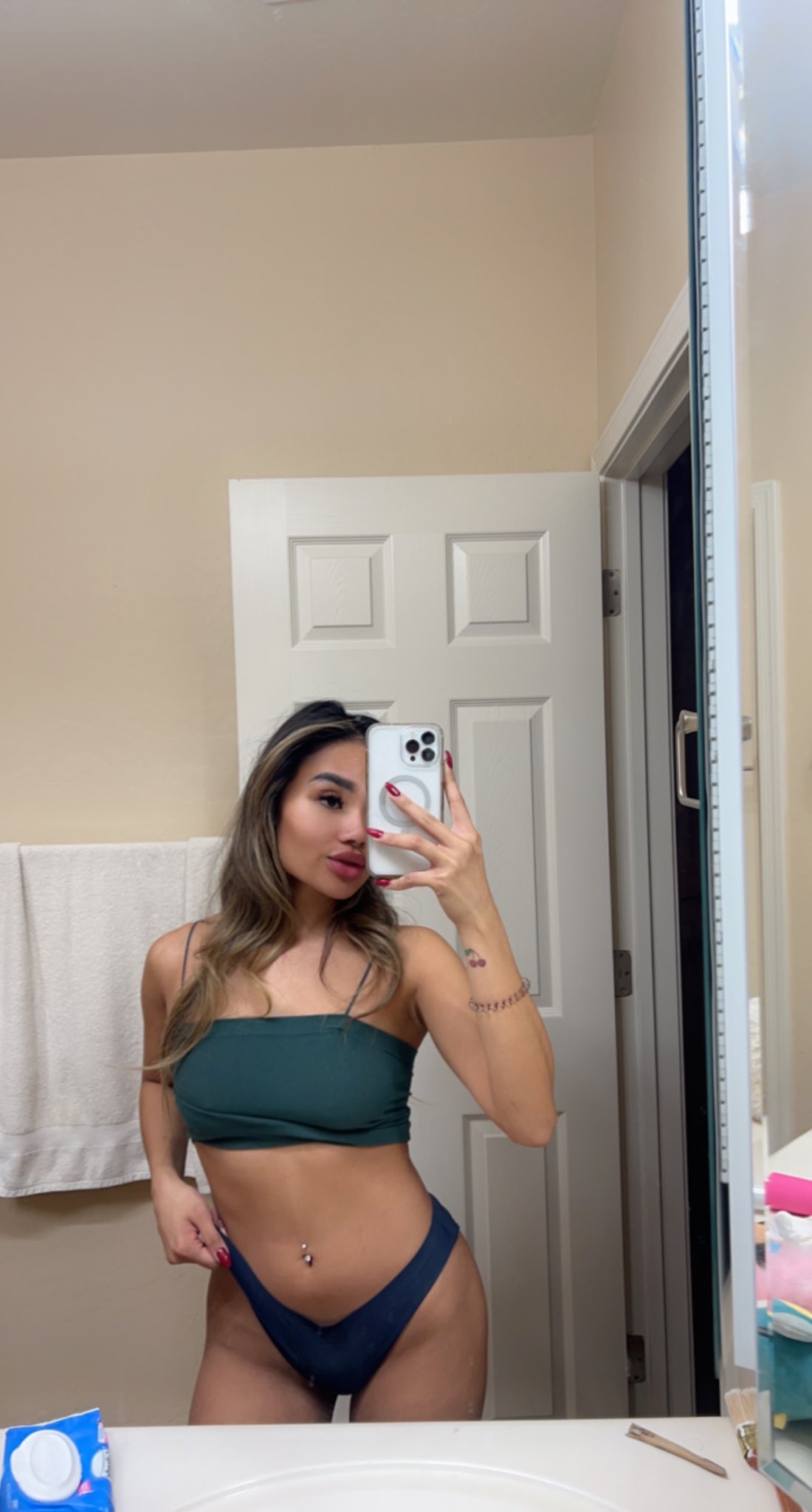 Elsa 23 Female,5'3 or under(160cm),F cup,Green,Disabled